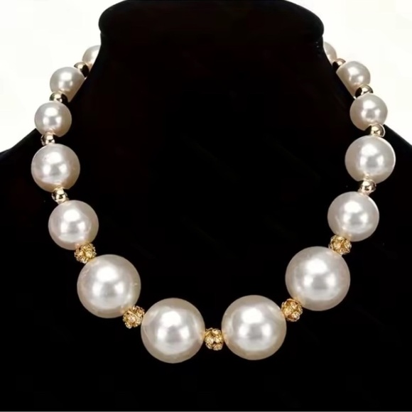 Anthropologie Jewelry - Elegance Pearl Gold Ivory Necklace